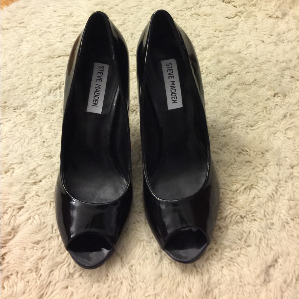 Steve Madden black patent size 8 peep-toe pump GUC